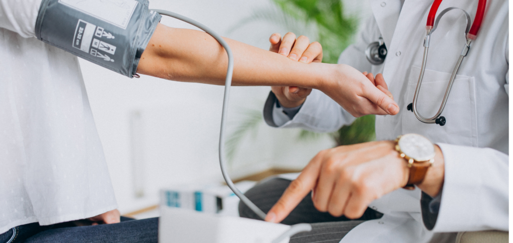 Mujer mayor sonriendo mientras hace yoga en un jardín al aire libre